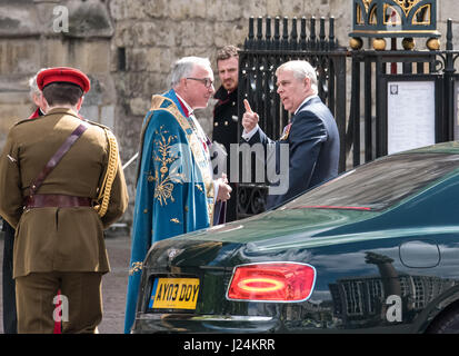 Londra, Regno Unito. Xxv Aprile, 2017. Sua Altezza Reale il principe Andrew arriva a Westminster Abbey per l'Anzac servizio a Westminster Abbey Credit: Ian Davidson/Alamy Live News Foto Stock