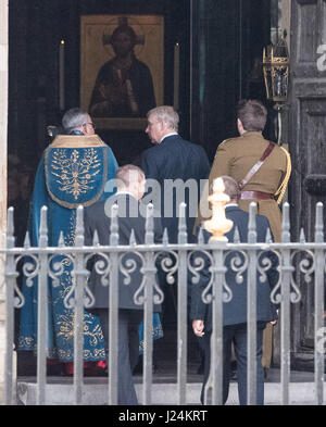 Londra, Regno Unito. Xxv Aprile, 2017. Sua Altezza Reale il principe Andrew arriva a Westminster Abbey per l'Anzac servizio a Westminster Abbey Credit: Ian Davidson/Alamy Live News Foto Stock