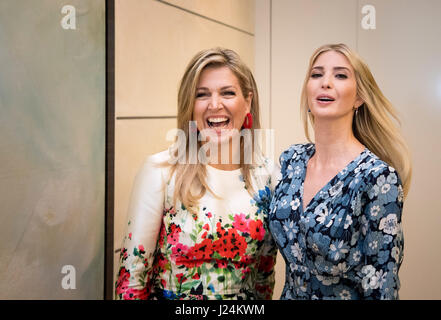 Dpatop - Ivanka Trump (r), la figlia del presidente degli Stati Uniti di Donal Trump, e Regina Maxima dei Paesi Bassi pongono insieme alla donna 20 vertice di dialogo per l'empowerment delle donne a Berlino, Germania, 25 aprile 2017. Lo scopo della manifestazione organizzata da parte del presidente del G20 in Germania è quello di porre le donne in una migliore posizione economica, dare loro più opportunità nel mercato del lavoro e consentire un maggiore coinvolgimento in materia di imprenditorialità. - Paesi Bassi Out point de vue fuori - nessun filo SERVICE - foto: Patrick van Katwijk/Olandese Photo Press/dpa Foto Stock