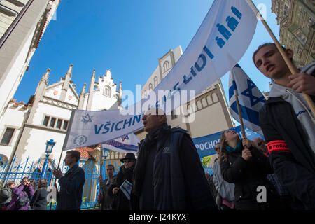 Una processione di circa 300 persone, organizzato da International Christian Embassy Gerusalemme (ICEJ) gruppo, portando bandiere israeliane hanno camminato attraverso il vecchio quartiere ebraico della città e poi raccolte nel Giardino Wallenstein, che è parte del Senato, per contrassegnare Yom HaShoah, il giorno dell'Olocausto, oggi, domenica 23 aprile, 2017. (CTK foto/Josef Vostarek) Foto Stock