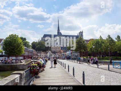 La cattedrale di Amiens (CathÃ©drale Notre Dame d'Amiens) dal Quartier St-Leu, Amiens, Piccardia, Francia Foto Stock