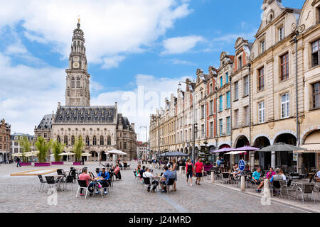 Caffetterie sulla Place des Héros guardando verso il Municipio, Arras, Pas de Calais, Francia Foto Stock