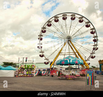 Solvay, New York, Stati Uniti d'America. Agosto 29, 2015. Prima dell'apertura di Midway al New York State Fair Foto Stock