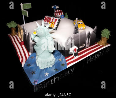 In casa di New York, Stati Uniti d'America, sedicesimo a tema torta di compleanno con la Statua della Libertà, yellow cab, skyline, ice cream van e le luci di Broadway Foto Stock