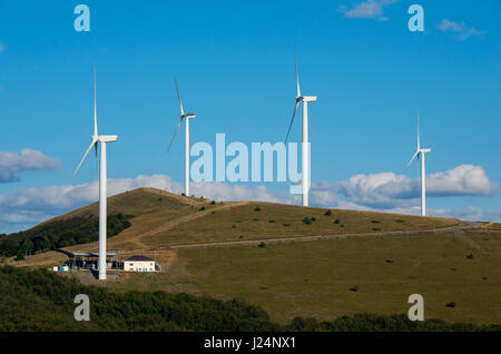 La modalità Eco power. Fonti di energia rinnovabili. Turbine eoliche che generano elettricità. Foto Stock