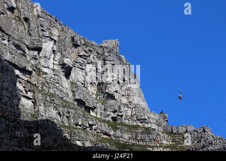 Città del Capo è la Table Mountain e la funivia che porta i turisti fino al picco. Foto Stock