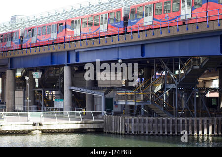Treni DLR andando oltre il Tamigi a Canary Wharf London Foto Stock