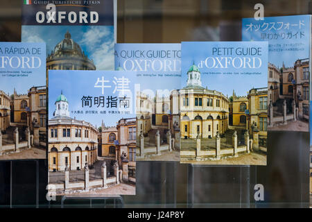 International informazioni turistiche libri sul display in un book shop Foto Stock