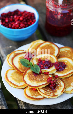 Frittelle con marmellata di mirtilli in stile rustico Foto Stock