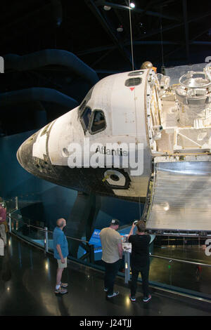 Lo Space Shuttle Atlantis visualizzati al Complesso Visitatori alla NASA Kennedy Space Center, Florida. Foto Stock