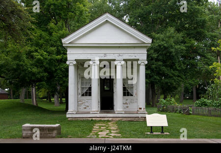 Il 1841 stile Revival Greco Newcom House, ora esposti a Carillon Historical Park a Dayton, Ohio. Foto Stock