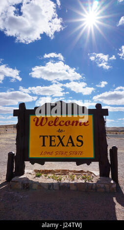 Benvenuti al Texas cartello stradale con il blu del cielo Foto Stock