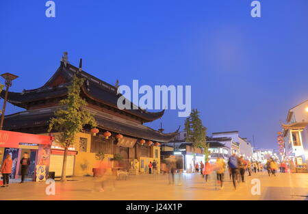 La gente visita Guanqian la strada dello shopping di Suzhou in Cina. Foto Stock