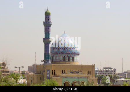 Immagine di una moschea 17 Ramadan a Bagdad in Iraq, il suo contiene una cupola decorata e minareto. Foto Stock