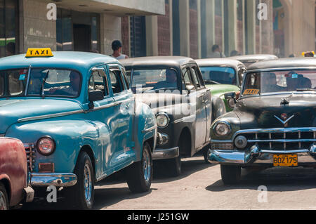 L'Avana - Giugno 2011: Vintage American cars agendo come condividere i taxi folla per le strade del centro in una tipica scena di vita quotidiana. Foto Stock
