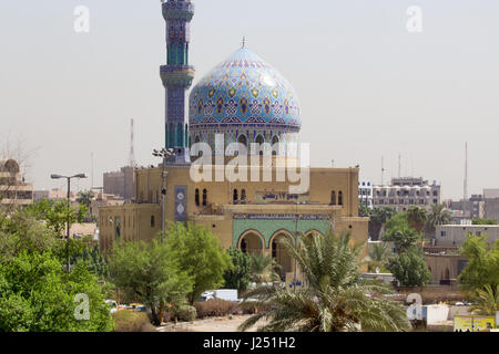 Immagine di una moschea 17 Ramadan a Bagdad in Iraq, il suo contiene una cupola decorata e minareto. Foto Stock