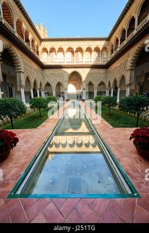 Vista del giardino medievale e del cortile, il Patio de las Doncellas, del Royal Palace, Sevilla, Spagna, Europa Foto Stock