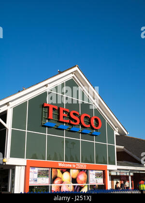 Supermercato Tesco, facciata e ingresso al ponte Harford, a Norwich, Norfolk, Inghilterra, Regno Unito Foto Stock