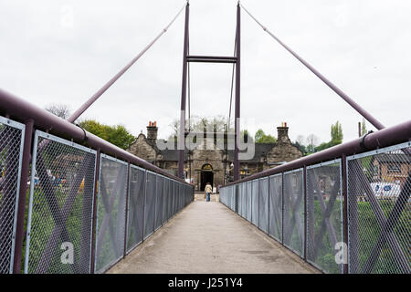 Ponte di sospensione di fronte all'entrata di Bridgnorth stazione ferroviaria, Shropshire, Regno Unito Foto Stock