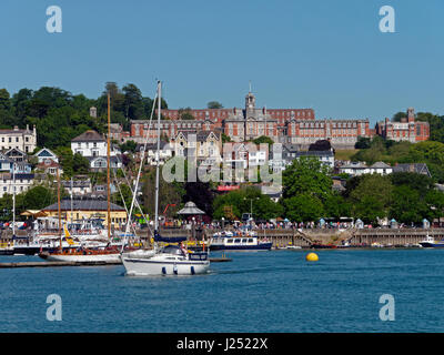 Trafficato fiume Dart con Dartmouth e il suo Collegio Navale oltre, visto dal Kingswear, Devon, Inghilterra, Regno Unito Foto Stock