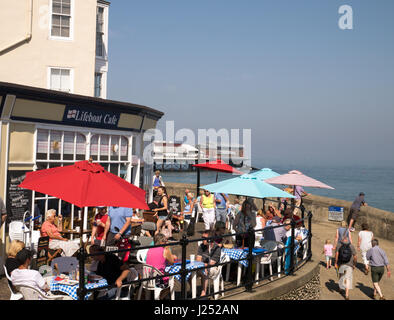 Frequentata località café nel resort di Cromer sulla Costa North Norfolk, Cromer, Norfolk, Inghilterra, Regno Unito Foto Stock