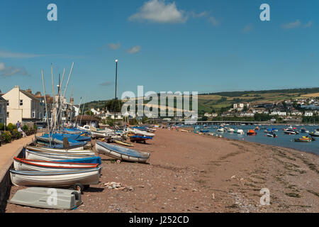 La spiaggia e la Spianata di Shaldon con esso barche colorate, accanto al fiume Teign estuario, South Devon, Inghilterra, Regno Unito Foto Stock