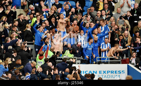 Il Brighton giocatori festeggiare la promozione durante il cielo di scommessa match del campionato tra Brighton e Hove Albion e Wigan Athletic presso la American Express Community Stadium di Brighton e Hove. Aprile 17, 2017. Simon Dack / Immagini teleobiettivo FA Premier League e Football League immagini sono soggette a licenza DataCo vedere www.football-dataco.com solo uso editoriale Foto Stock