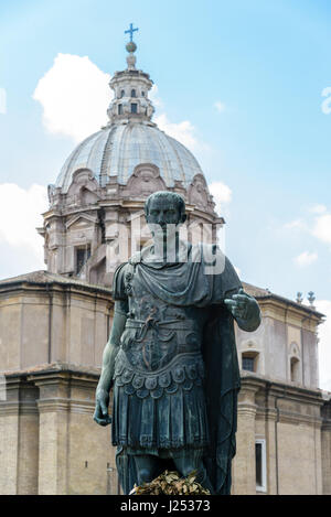 Una vista di Giulio Cesare statua in Roma, Italia Foto Stock
