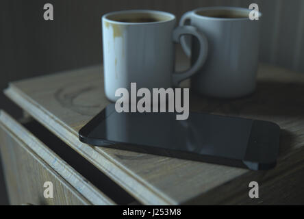 Un vero e proprio concetto life scena mostrando un comodino con sporco tazze da caffè e un generico smartphone a notte - 3D Render Foto Stock