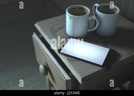 Un vero e proprio concetto life scena mostrando un comodino con sporco tazze da caffè e un generico smartphone illuminata di notte - 3D Render Foto Stock