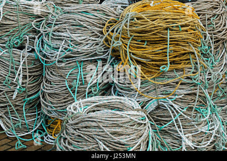 Bobine di corda per barche da pesca su una banchina in inglese Foto Stock