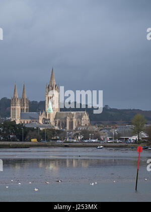 La cattedrale della Beata Vergine Maria e Riverside a Truro, Cornovaglia con il riflusso della marea. Truro è il Regno Unito più città da sud Foto Stock