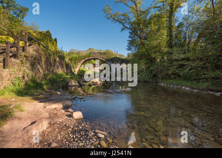 Ponte medievale sul fiume Miera in Lierganes, Cantabria, Spagna. Foto Stock