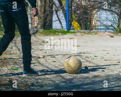 Il giocatore di calcio alle gambe e pallone da calcio sulla archiviato Foto Stock