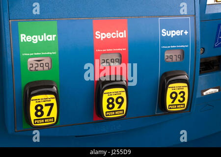 Prezzi di ottano e valutazioni per regolare, speciale e super+ benzina in una stazione di benzina la pompa. Foto Stock