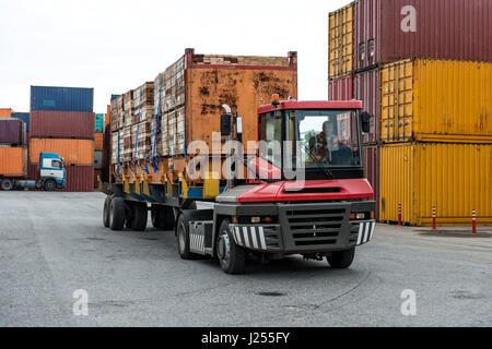 Riga, Lettonia - 25 Settembre 2016: il porto di Riga. Commercio logistica del magazzino del porto. Foto Stock