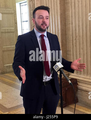 Leader SDLP Colonna Eastwood affronta i media nella grande hall del agli edifici del Parlamento di Belfast. Foto Stock