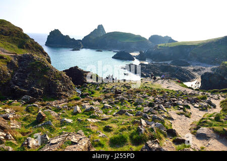 Le persone che si godono la sabbia bianca Kynance Cove, Helston, penisola di Lizard, Cornwall, Inghilterra, Regno Unito.Uno del mondo più spettacolari spiagge Foto Stock