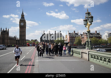 I turisti su un ponte di Westminster, Londra Foto Stock