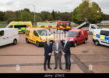 (Da sinistra a destra) Richard Burnet (Direttore Generale dell'Associazione per il trasporto stradale), Ian Chisholm (SOE, Società degli ingegneri operativi) e Mike Hawes (Amministratore Delegato della Società dei costruttori e dei commercianti di motori) pongono di fronte a sette risposte di emergenza Euro VI, Veicoli di servizio e consegna esposti al Salone dei veicoli commerciali 2017 al NEC di Birmingham. Prima fila (da sinistra a destra): Vauxhall Vivaro, AA Ford Transit, Peugeot Royal Mail Partner Van e Ford Transit Police Van. Fila posteriore (da sinistra a destra): Fiat Ducato Ambulance, Volvo Fire Tender FL Truck e Citroen 'Relay Ready to Run' Tipper. Foto Stock