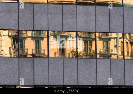 Barcellona (Catalogna, Spagna): edificio moderno lungo il Paseig de Gracia Foto Stock