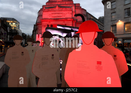 64 lifesize figure che rappresentano il 64 massoni che si sono aggiudicate la Victoria Cross nella I guerra mondiale sono visualizzati al di fuori dei framassoni' Hall di Londra centrale nella loro memoria. Le loro medaglie rappresentano uno in 10 di tutti i VC assegnato durante la guerra mondiale I. Foto Stock