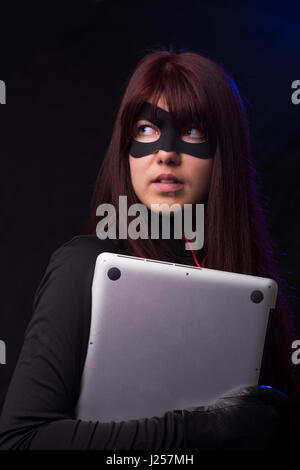 Ragazza in maschera e guanti Foto Stock