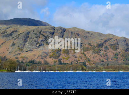 Barche sul Lago di Coniston n il Lake District inglese Foto Stock