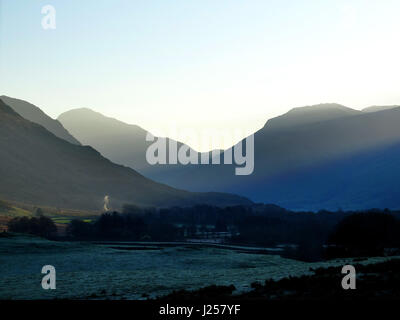 Il sorgere del sole su un gelido mattina di primavera in Englsh Lake District, Wastdale, Cumbria Foto Stock