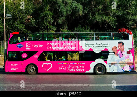 Tour rosa autobus a due piani aperto, turismo. Sali e scendi. Roma, Italia, Europa, Unione europea, UE. Foto Stock