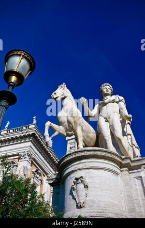 Statua in marmo scultura del castello di Dioscurus. Palazzo del Campidoglio di Roma. Campidoglio, Campidoglio. Roma, Lazio, Italia, Europa, UE. Foto Stock