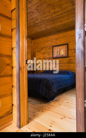 Camera da letto interna stile cottage casa in legno. Foto Stock