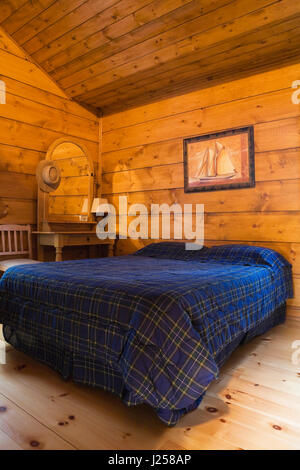 Camera da letto interna stile cottage casa in legno Foto Stock