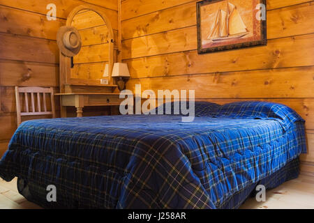 Camera da letto interna stile cottage casa in legno Foto Stock